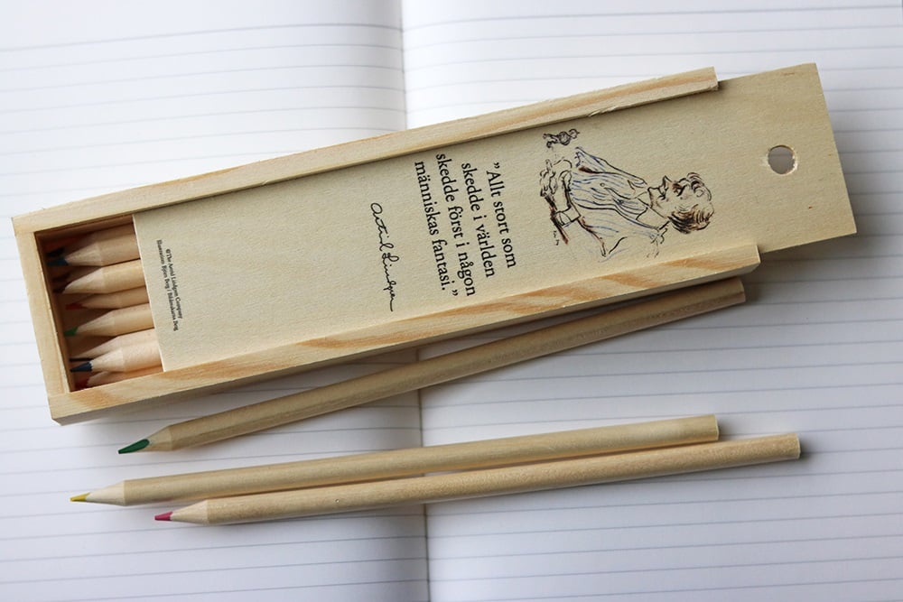 Färgpennor i Träpennskrin Astrid Lindgren