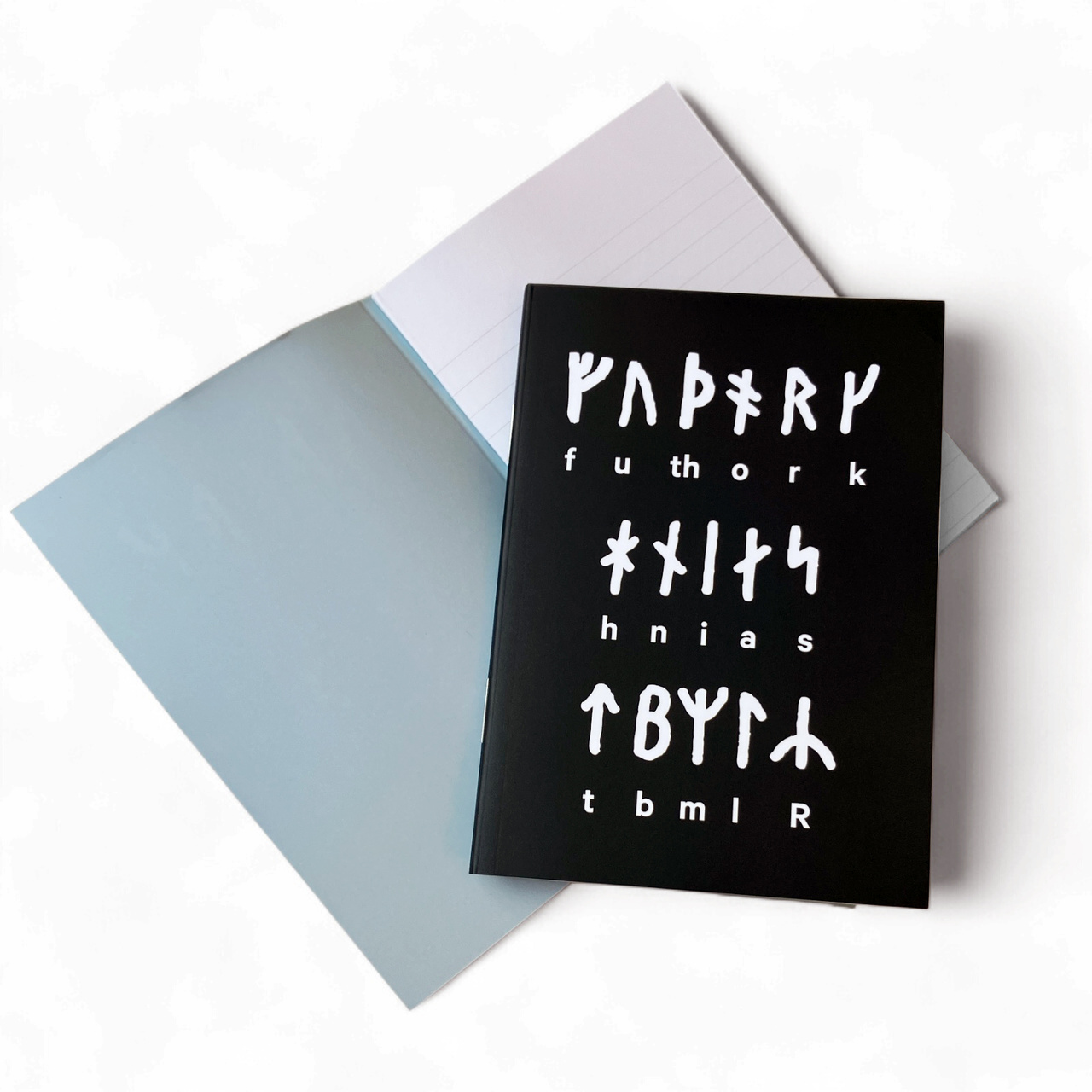 Skrivhäfte Runor A6 Svartvit