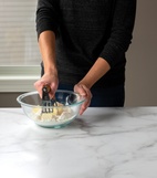 Nordic Ware Degblandare med trähandtag