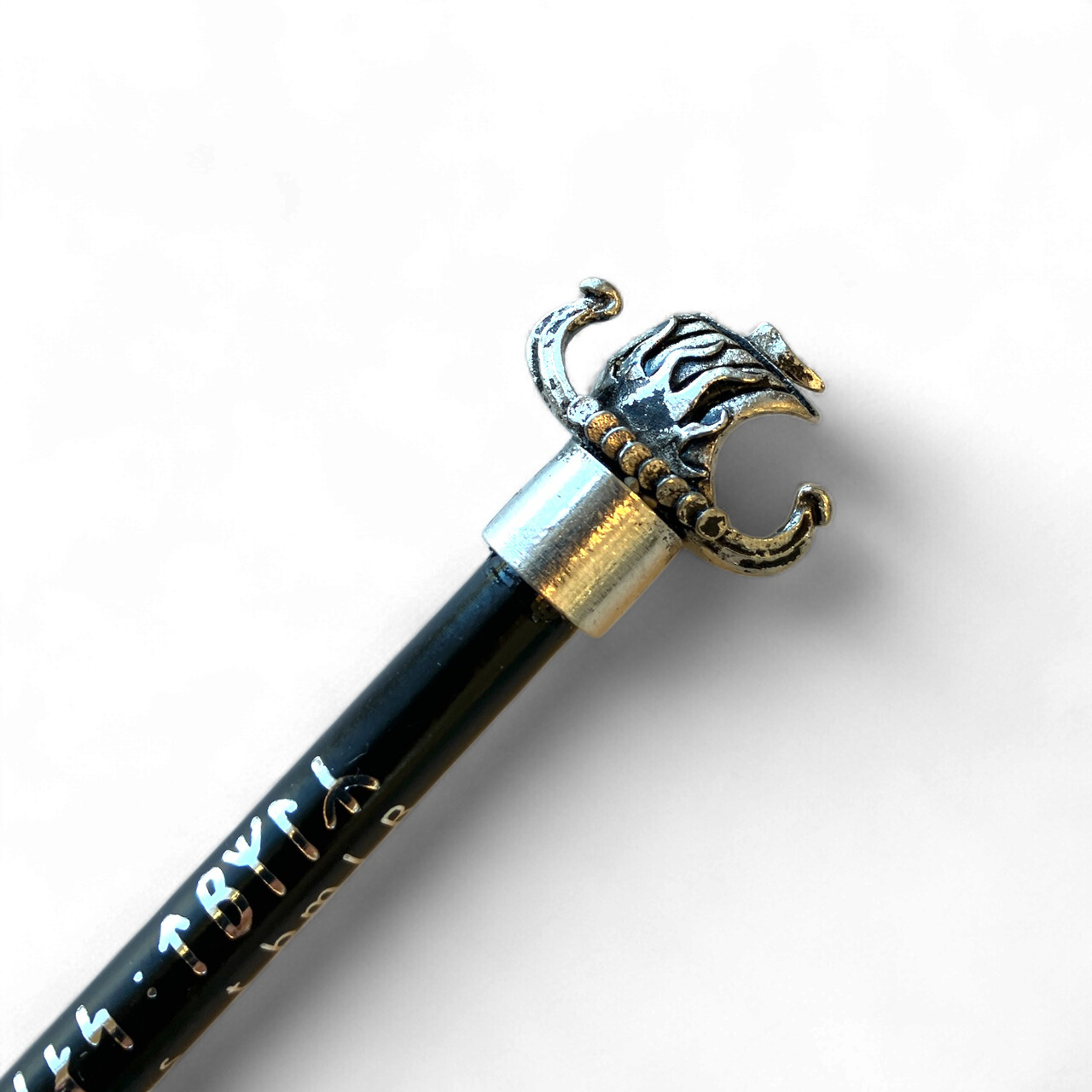 Penna Svart med Silverrunor och långskepp