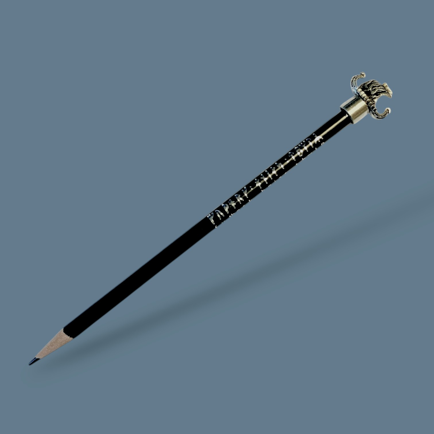 Penna Svart med Silverrunor och långskepp