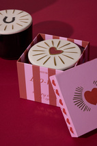 Doftljus Charmed Heart 226 g - Rött glas med lock i keramik med hjärta  - Wild Fig & Rose