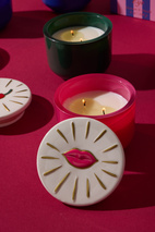 Doftljus Charmed Lips 226 g- Rosa Glas med lock i keramik - Smoked Cherry